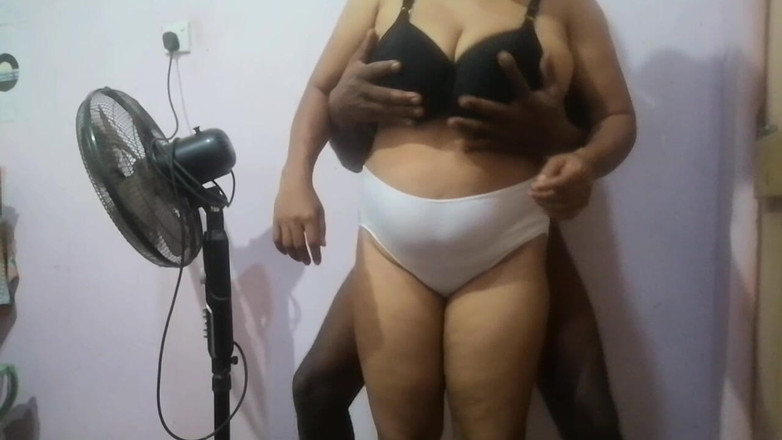 Janua294: Він стискає її спину і отримує задоволення