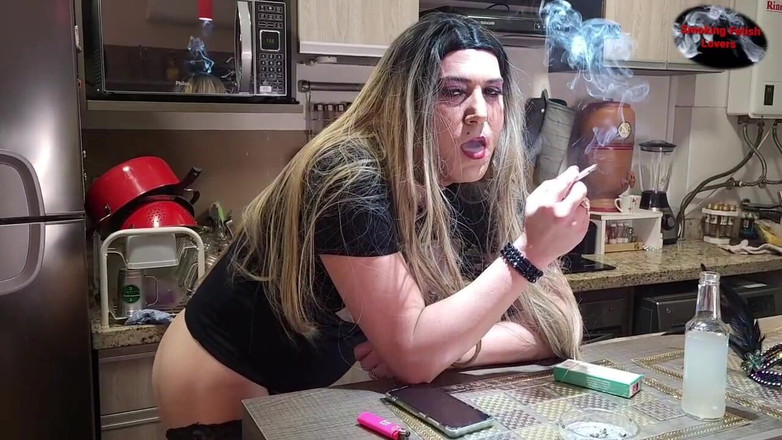 HollyCox: Holly è una cagna che fuma