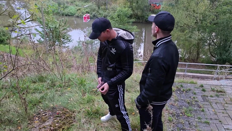 boyzxy212: Chicos gays scally acariciando y chupando polla al aire libre
