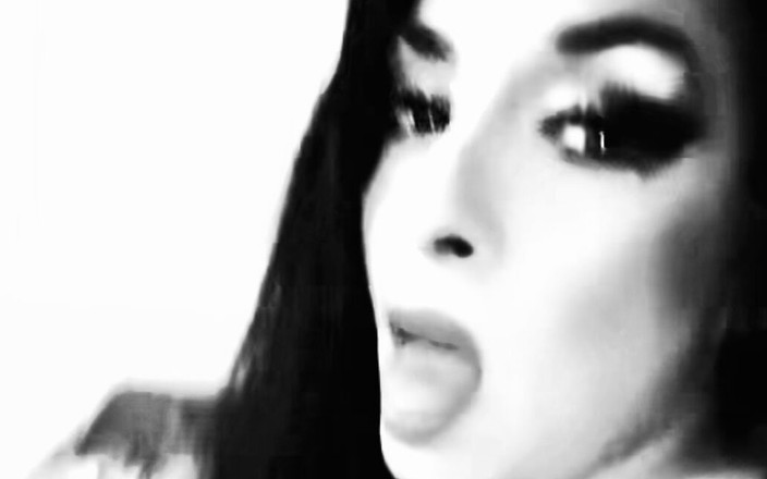 Mia 69: 젖탱이 때리기