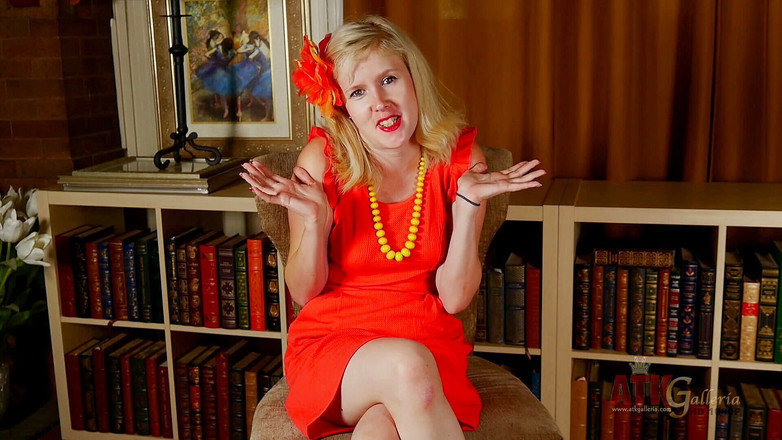 ATKIngdom: Loira linda se masturba na frente da câmera