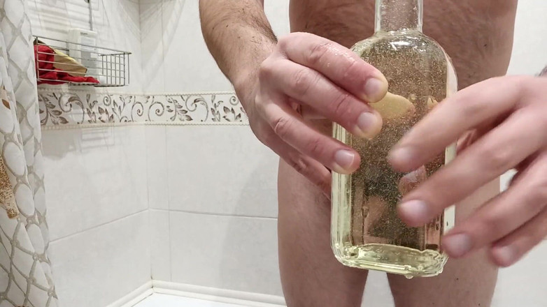 Kinky Guy: 내 통통한 털이 무성한 몸에 병으로 오줌을 싸고 황금 샤워