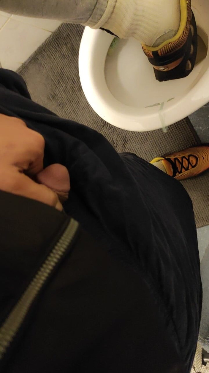 SmokedAlloy2: Dirtyjunkbro dans des toilettes pleines de pisse, chaussettes puantes et...