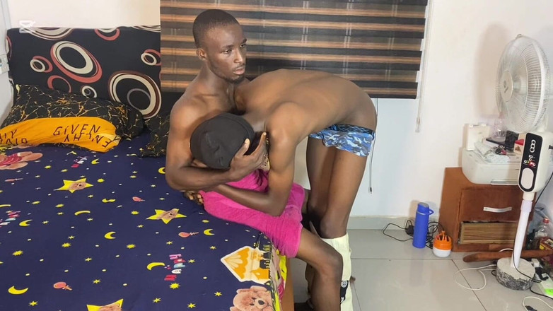 Timz: Aku lagi asik buka baju sama suamiku supaya aku bisa...