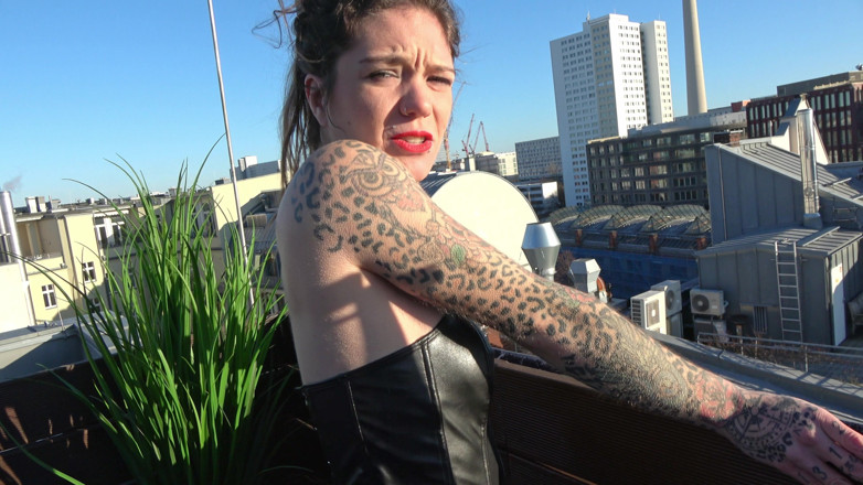 SnakeDave studio: Spontaneous Blowjob Over the Rooftops of Berlin