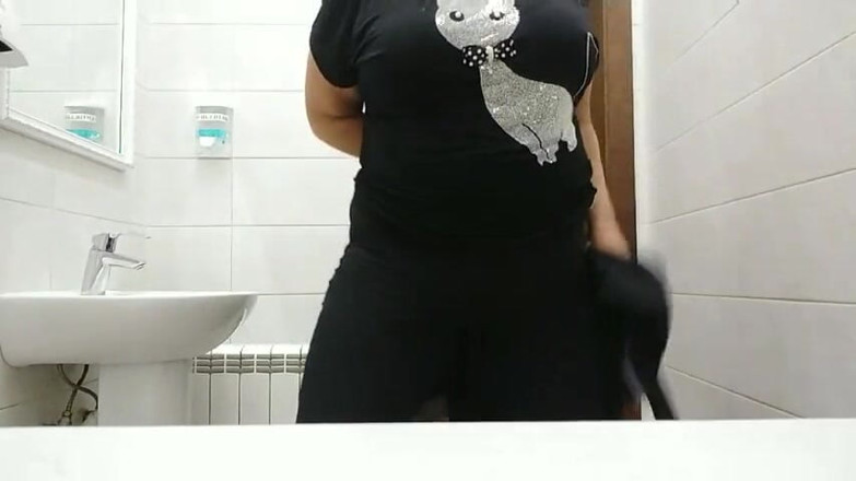 Sunny Loveli: Sexy stepmom outdoor play in the toilet