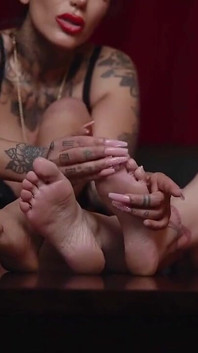 Dos milfs insaciables lo ordeñan con los pies