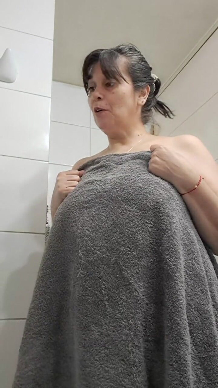 Mommy big hairy pussy: V6.mp4i'm com companhia no banheiro, meu enteado está tomando banho...