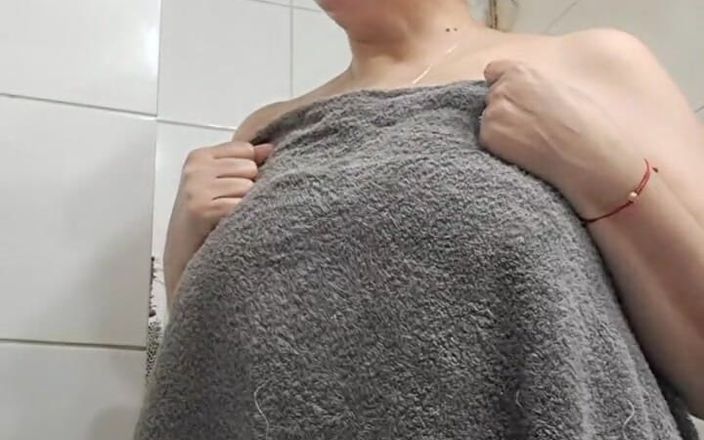 Mommy big hairy pussy: V6.mp4i з компанією у ванній кімнаті, мій пасинок купається, і я хочу торкнутися його молодого члена