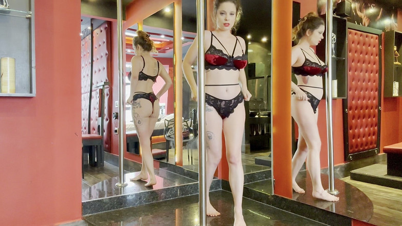 Auroraw: Pole dance con il plug