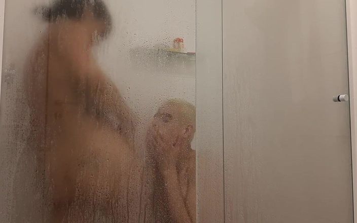 VictorHugo: ガールフレンドとのホットシャワー