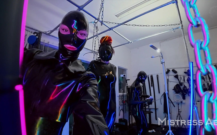 MistressAe: Bts: Neon-beleuchtetes alien latexlabor - stehendes fisting in einem Latexsack