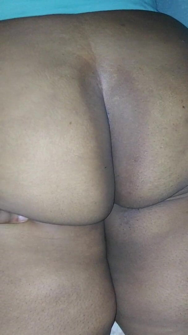 SSBBWQT: Чернокожая толстушка трясет большой задницей