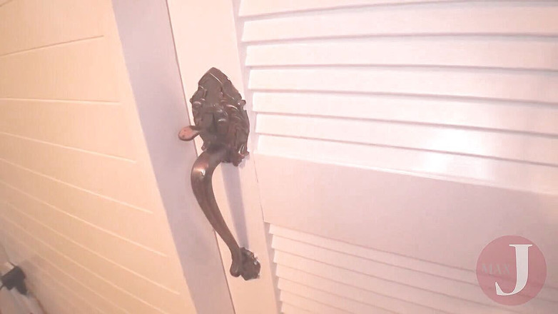 Asian happy ending: アジアの女の子は浴室でコックを吸う