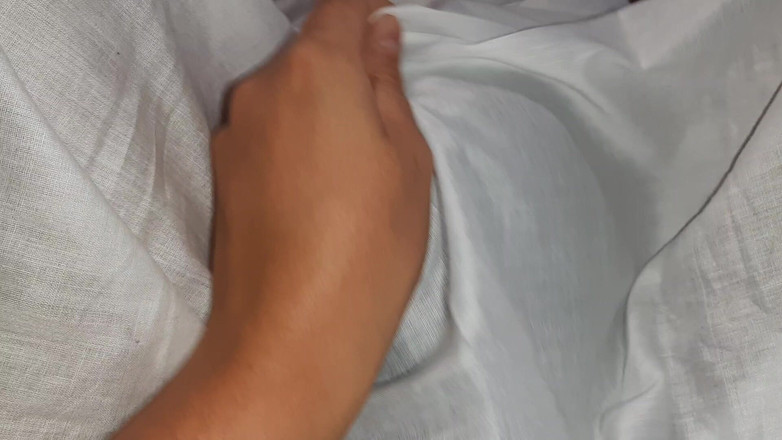 Lesbian-illusion: 我邻居的女友用舔阴在毯子下叫醒我