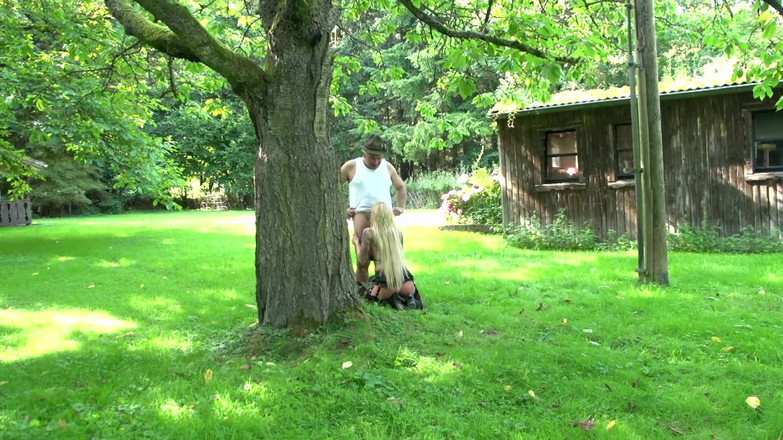 German Porn: Loira tatuada gata ao ar livre, dp, festa