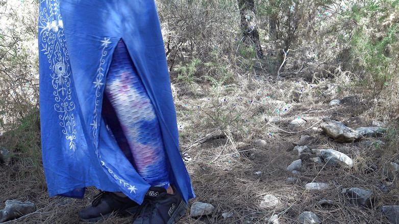 Souzan Halabi: Bunicuță musulmană în aer liber cu băiat supus