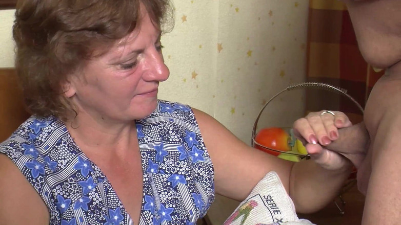 German Fuck Movie: Waltraud通过操房东夫妇来支付房租 2