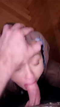 Blowjob überfiel, als ich versuche, den kühlschrank zu überfallen.