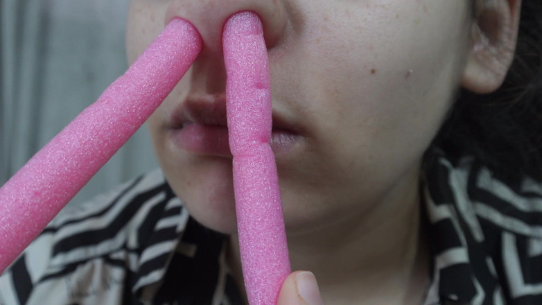 AmayaMori: Hraje si s mým nosem. Dal jsem tenkou růžovou silikonovou...