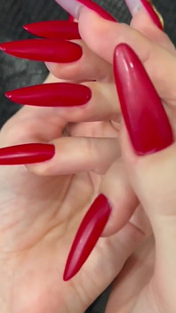 Mes nouveaux ongles longs rouges et mes longs doigts