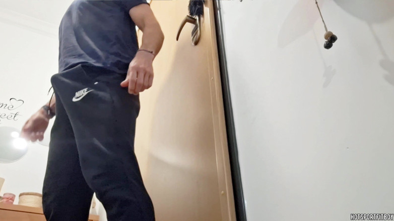 Hotsportfitboy: Risicovolle masturbatie achter de deur - mooie cumshot