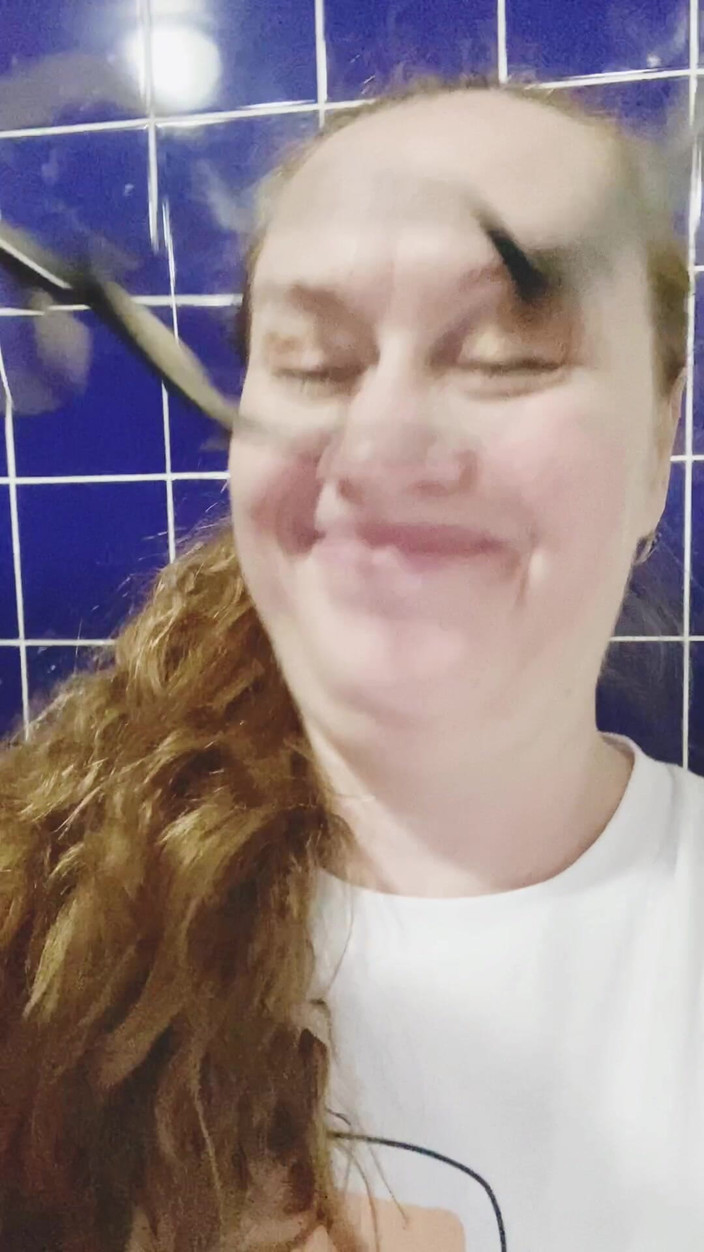 VikkiGeorgia: Đi tiểu trong nhà vệ sinh trung tâm mua sắm