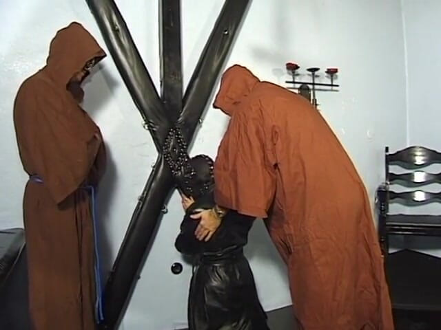 Mega extrem: Two monks show her in a horny rite what happens...