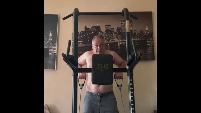 Alex Art: 강한 남자가 훈련 후 자위함