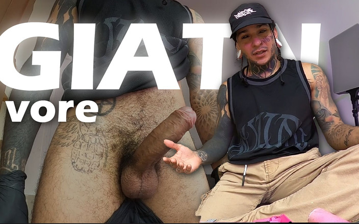 Dyavol: Seorang seniman tato raksasa menunjukkan penisnya kepada manusia kecil