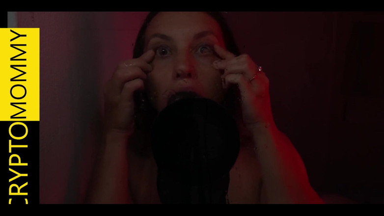 Crypto Mommy: Milf chupando culo en garganta profunda en los ojos