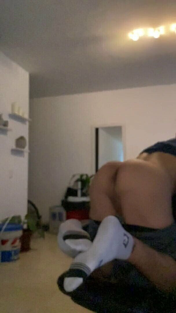 Tomas Styl: Cowok ini pamer pantat bahenolnya