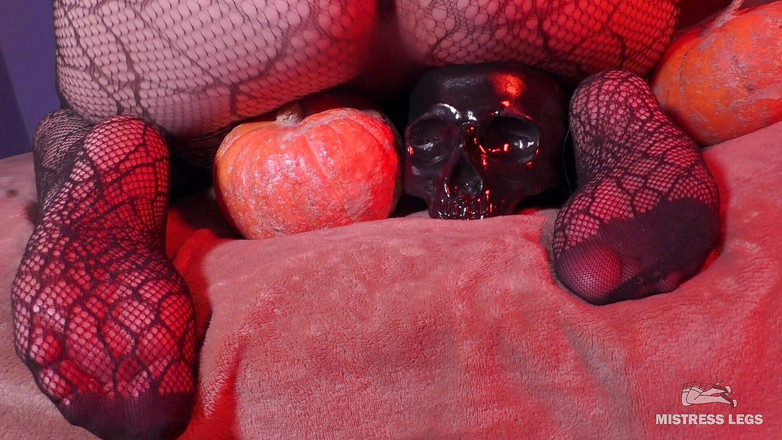 Mistress Legs: 여주인 치료 : 발, 큰 엉덩이와 망사에서 오줌 싸기
