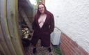 Horny vixen: Pelirroja gordita en el patio frío con un abrigo, desnuda...