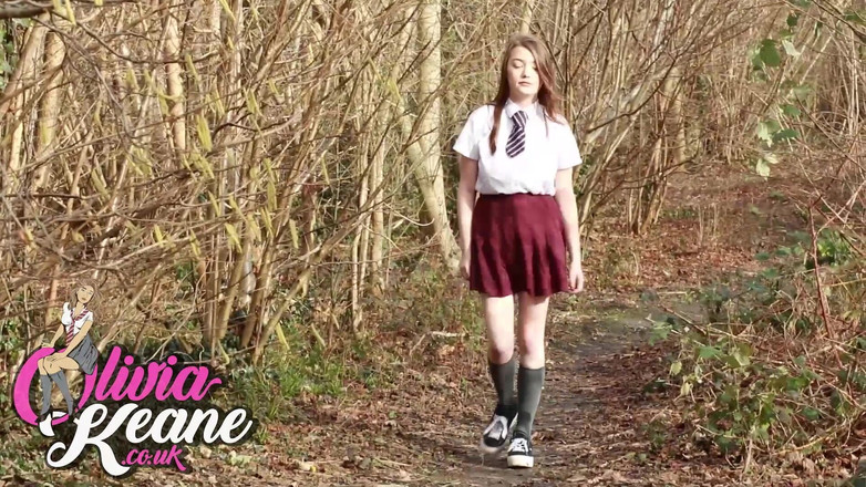 Olivia Keane: Olivia Keane de 18 años meando en el bosque