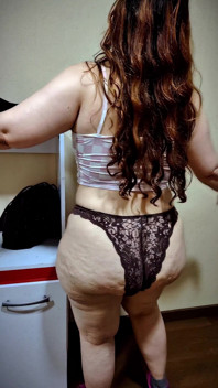 Nicole's Silly Fat Tease: Jiggling Cellulite Ass & Soft Belly Dance