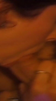 Jonge brunette babe vingert zichzelf tot een orgasme bij de open haard