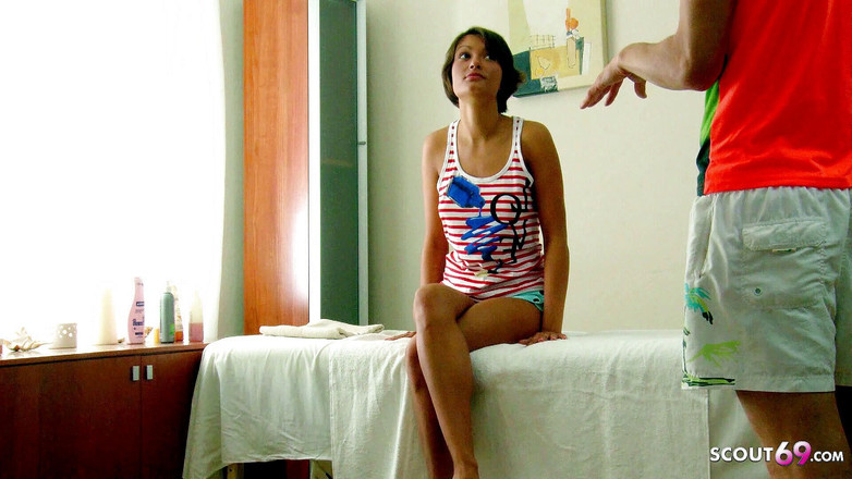 Full porn collection: Süßes dünnes teen Maddie hat einen termin im massagestudio, was...