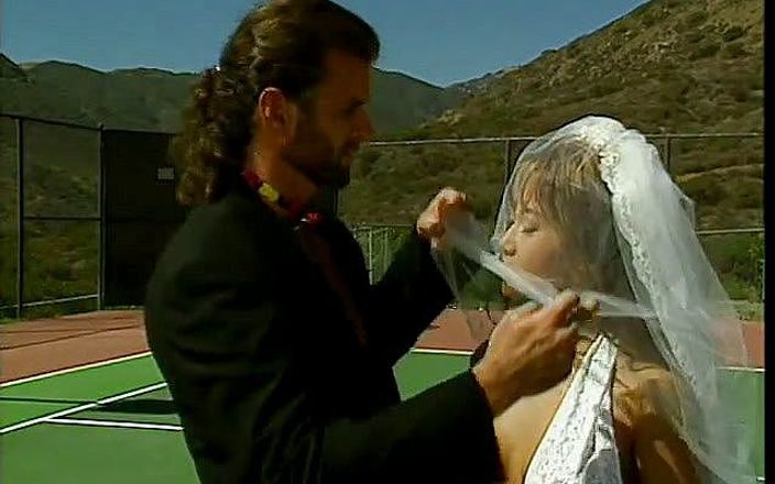 Asian Club: Pengantin muda toket besar yang menawan dijilat oleh pelatih tenis...