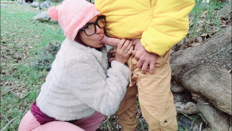 Lady: Tante seksi dengan toket besar lagi asik nyepong kontol pria...