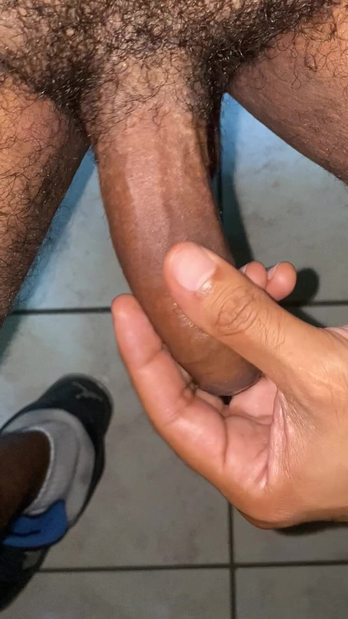 KING_TiBURON: Un grande cazzo sborra mentre indossa jordan 4 due insamming