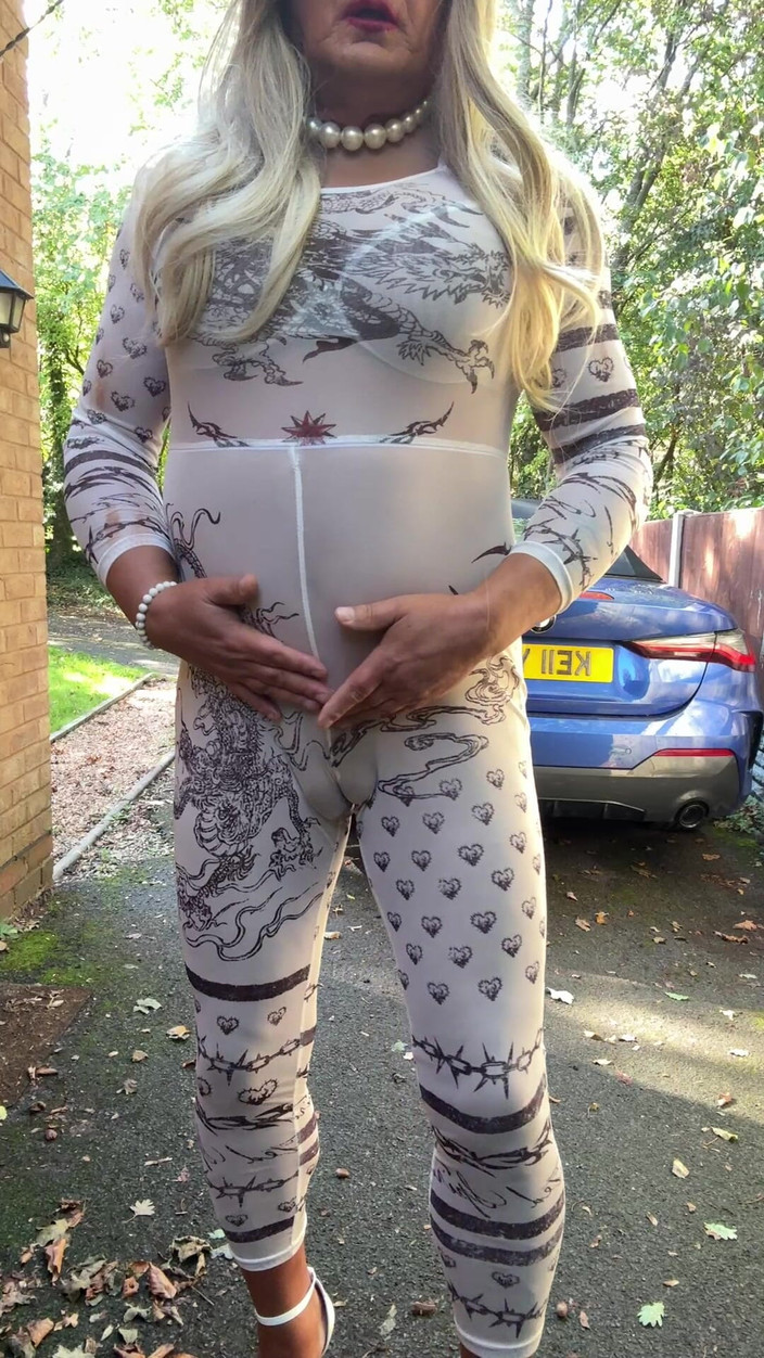 Kellycd2022: Kellycd2022, travesti sexy en combinaison blanche sexy et talons