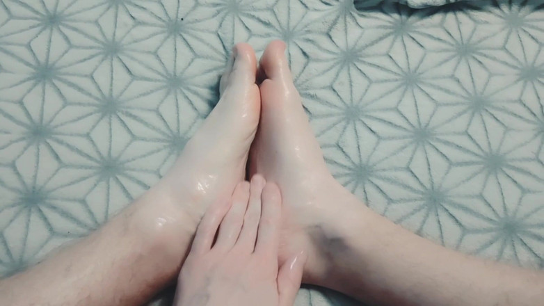 Pasha: Парень Нежно Массирует Свои Ноги С Маслом