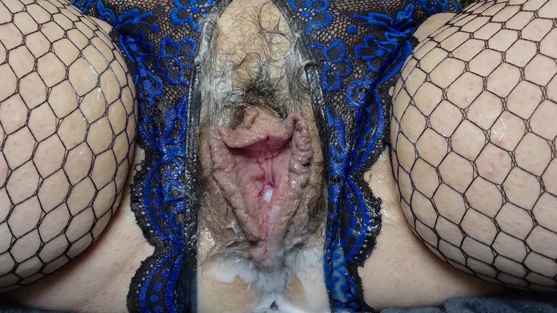 LunaXscorpia: MILF Closeup Big Labia Hairy Pussy - Buttplug &amp; Dildo Solo