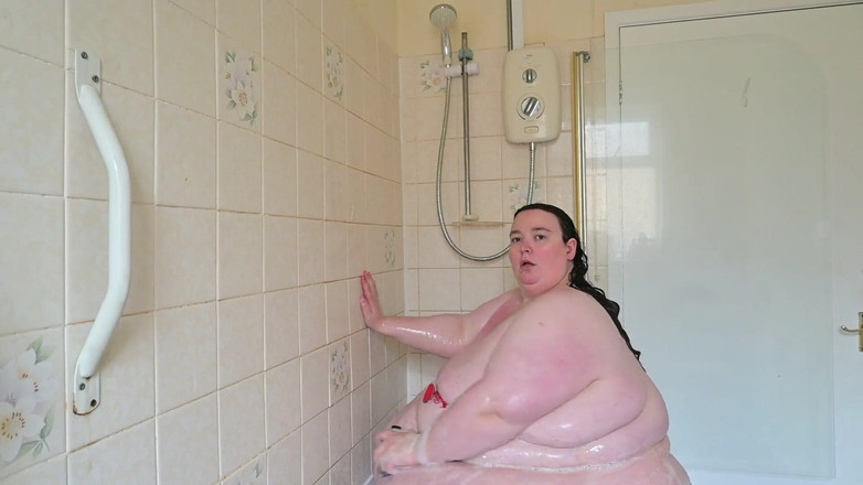 SSBBWLadyBrads: Ducha, diosa del pezón, revela