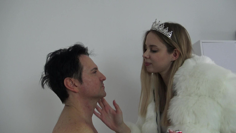 Femdom Austria: 高大的芬多姆训练她的奴隶！