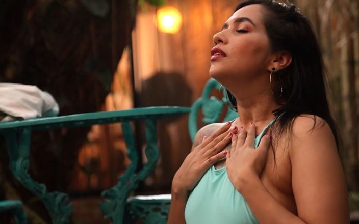 JhoanitaVioletta: Latina neukt in yogasessie buitenshuis