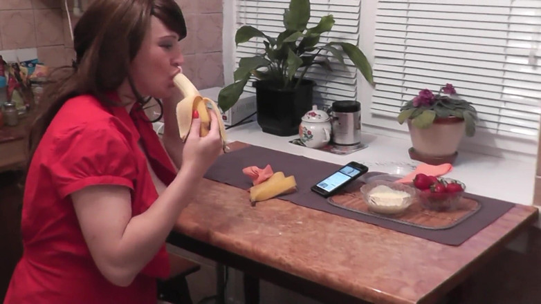 XXX-Platinum: Kitchen sexy stepmom Milf without panties eats banana, fruit, masturbates...