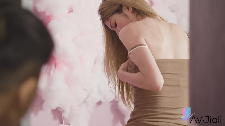 AV Jiali: Geile Nerd met magische spelcontroleur neukt hete stiefzus Li Zhiyan