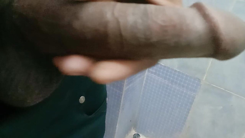 arxmaster: Zakar hitam besar India melancap di bilik air